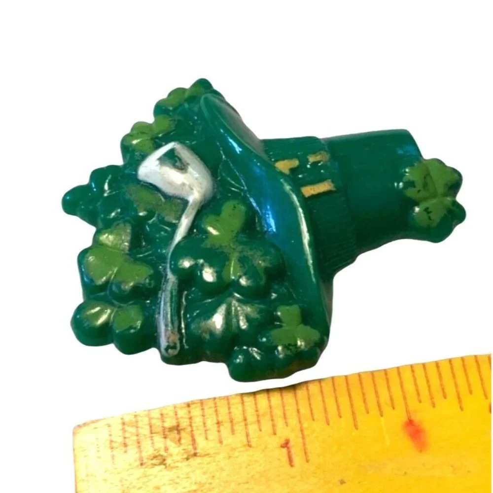 ST PATRICK'S DAY HAT, PIPE, AND SHAMROCKS PIN BROOCH